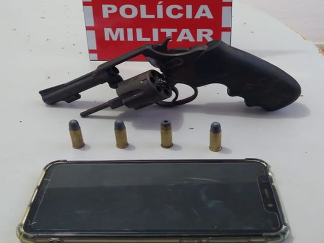 As duas motos e a arma apreendida, foram encaminhadas à Delegacia de Policia Civil para realização dos procedimentos necessários (Foto: Divulgação PMPB)
