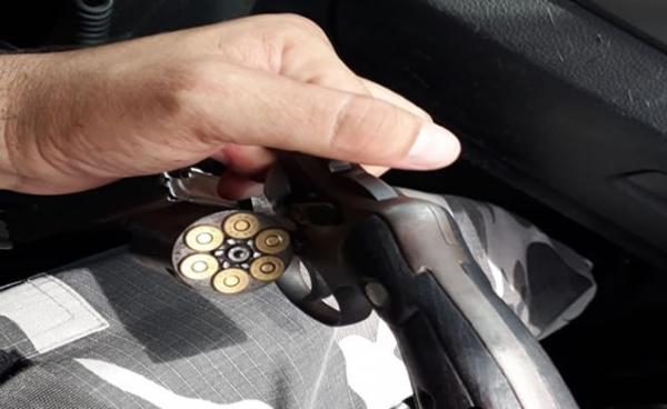 Menor é flagrado com revólver em Sousa. (Foto. Sertão Informado). 