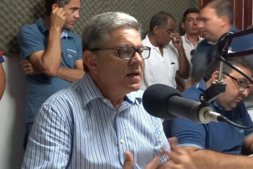 A justiça aplicou multa e suspensão de direitos políticos a Abmael Lacerda por promoção pessoal em cadernos distribuídos a alunos da rede municipal. (Foto: Reprodução).