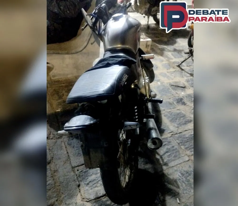 A moto e o material apreendido foram levados à delegacia de Polícia Civil, para serem adotados os procedimentos necessários ao caso (Foto: Reprodução)