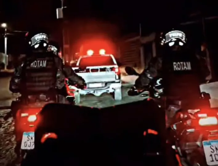 Posteriormente, a motocicleta foi apreendida por não possuir emplacamento e levada ao pátio do DETRAN, e a vítima foi apresentada a autoridade policial judiciária, para serem adotadas as medidas pertinentes ao caso (Foto: Reprodução)