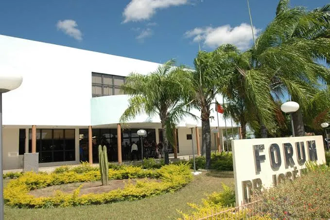 O juiz presidente do júri, José Normando Fernandes, revogou a prisão preventiva do jovem e determinou a expedição imediata do alvará de soltura (Foto: Reprodução)