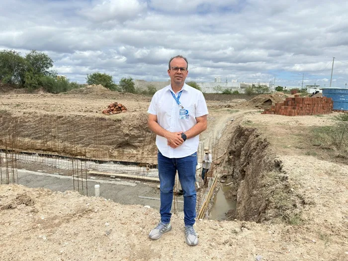 Nesta quinta-feira, o superintendente do DAESA, Injosa Neto, fez questão em visitar a obra e ressaltou a importância do investimento. (Foto: Divulgação).