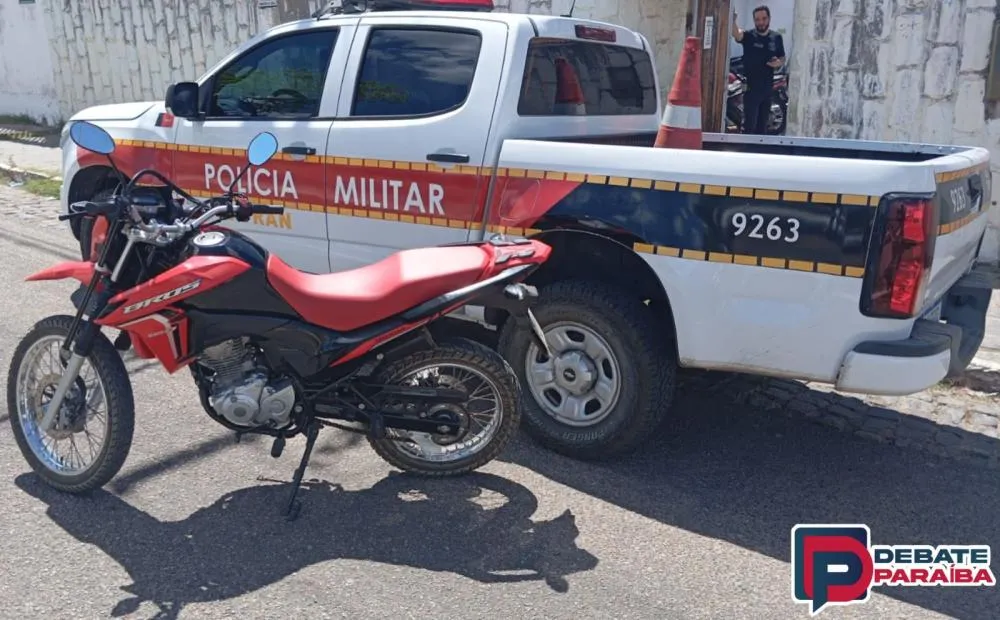 A guarnição realizou um levantamento mais detalhado do veículo e constatou que apresentava sinais de adulteração nas numerações do chassi e do motor. (Foto: Reprodução).