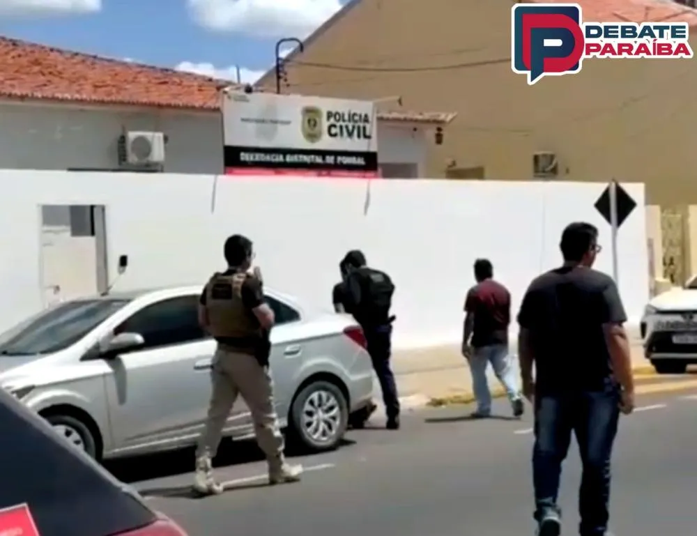 Os suspeitos e o material apreendido foram apresentados na delegacia de Polícia Civil de Pombal, para serem realizados os procedimentos necessários. (Foto: Reprodução).