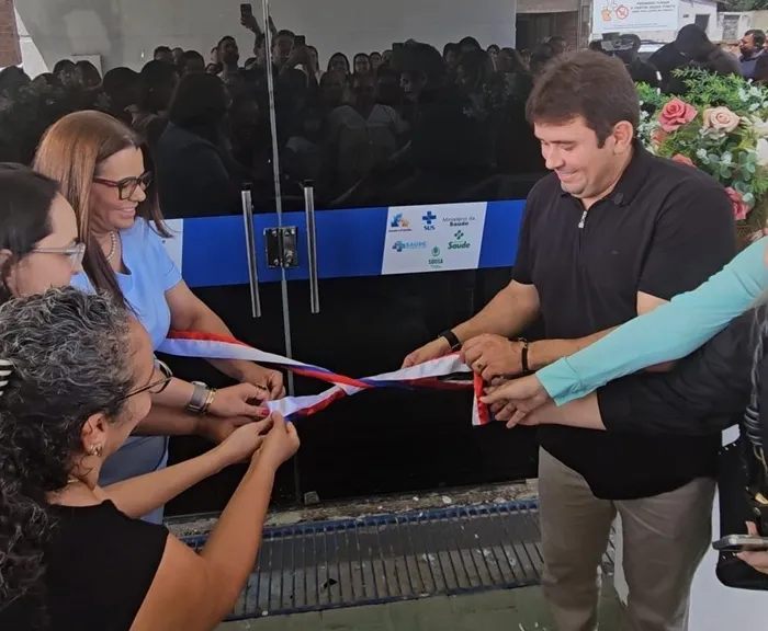O prefeito Helder Carvalho, secretária de Saúde, Jucemara Oliveira; chefe de Gabinete, Heitor de Sousa, demais secretários, equipes da Unidade, auxiliares d gestão e população. (Foto: Reprodução).
