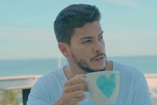 O mesmo aconteceu ano passado quando Arthur assinou com a Record para fazer Gênesis e, pouco antes de as gravações começarem, deixou a novela e a emissora. (Foto: Reprodução).