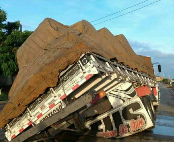 A malha asfáltica, onde o caminhão afundou, foi inaugurada a cerca de 40 dias pela gestão do prefeito Fábio Tyrone. (Foto: Reprodução).