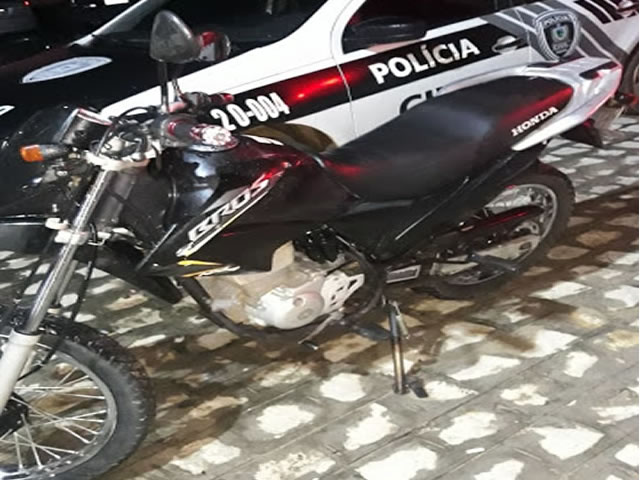 De acordo com informações, a motocicleta havia sido tomada por assalto próximo a madeireira Lobão (Foto: Reprodução)