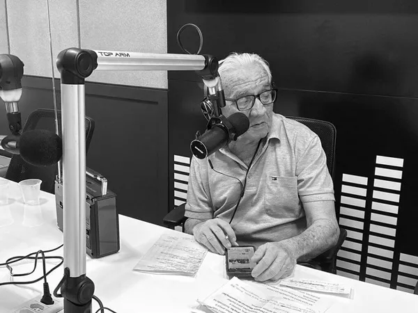 Seu Barbosa da Silva era pai do também radialista, Mário Gibson, que atua na Rádio Sousa 104 FM, no Programa FM Alerta. (Foto: Reprodução).