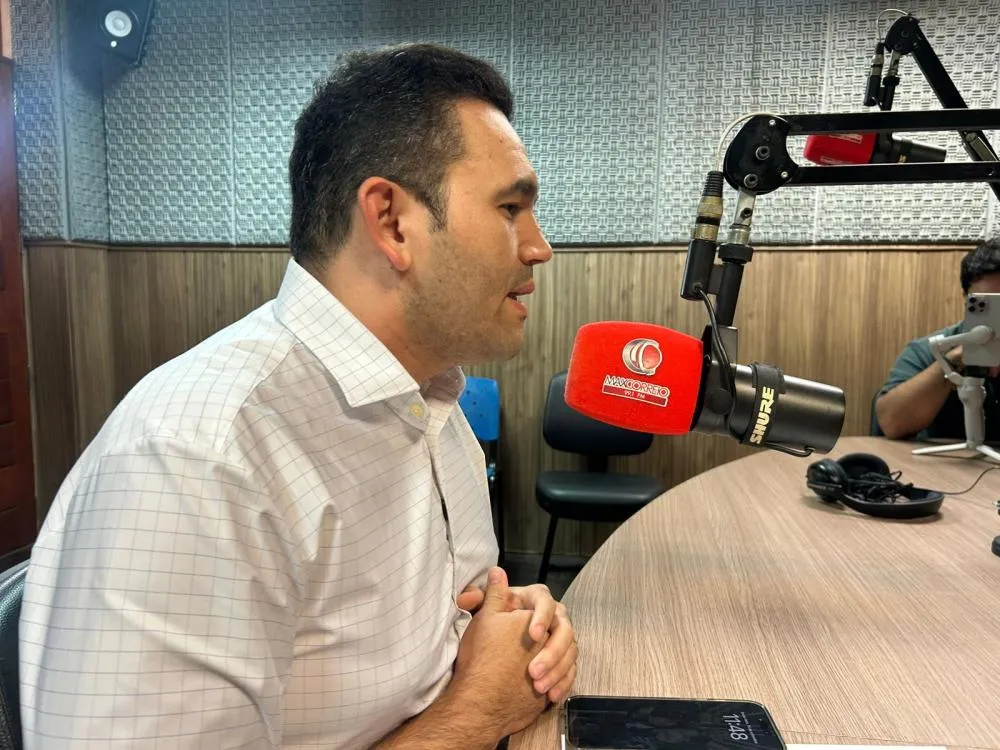 Dr. Jhony também aproveitou a ocasião para falar sobre a parceria que está sendo construída com o pré-candidato a deputado estadual André Gadelha. (Foto: Debate Paraíba).