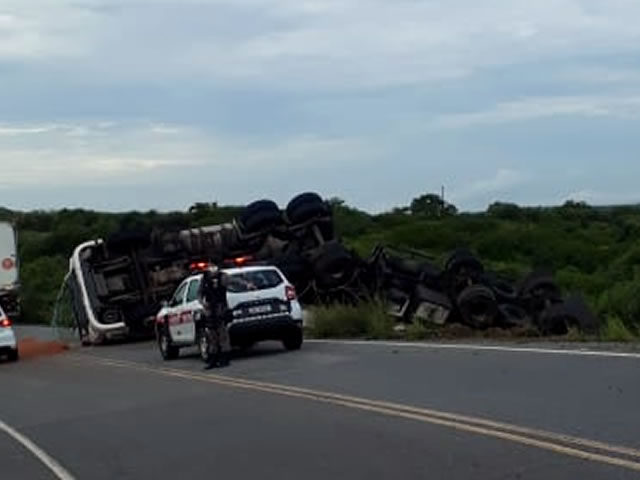Uma guarnição da Polícia Militar esteve no local controlando o trânsito da rodovia para evitar outros sinistros de trânsito (Foto: Reprodução Redes Sociais)