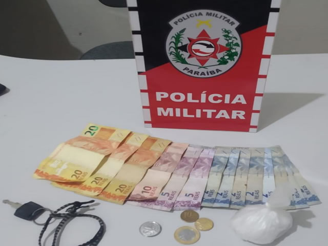Os acusados e o material apreendido foram conduzidos à delegacia de Polícia Civil e apresentados a autoridade policial judiciária (Foto: Divulgação PMPB)