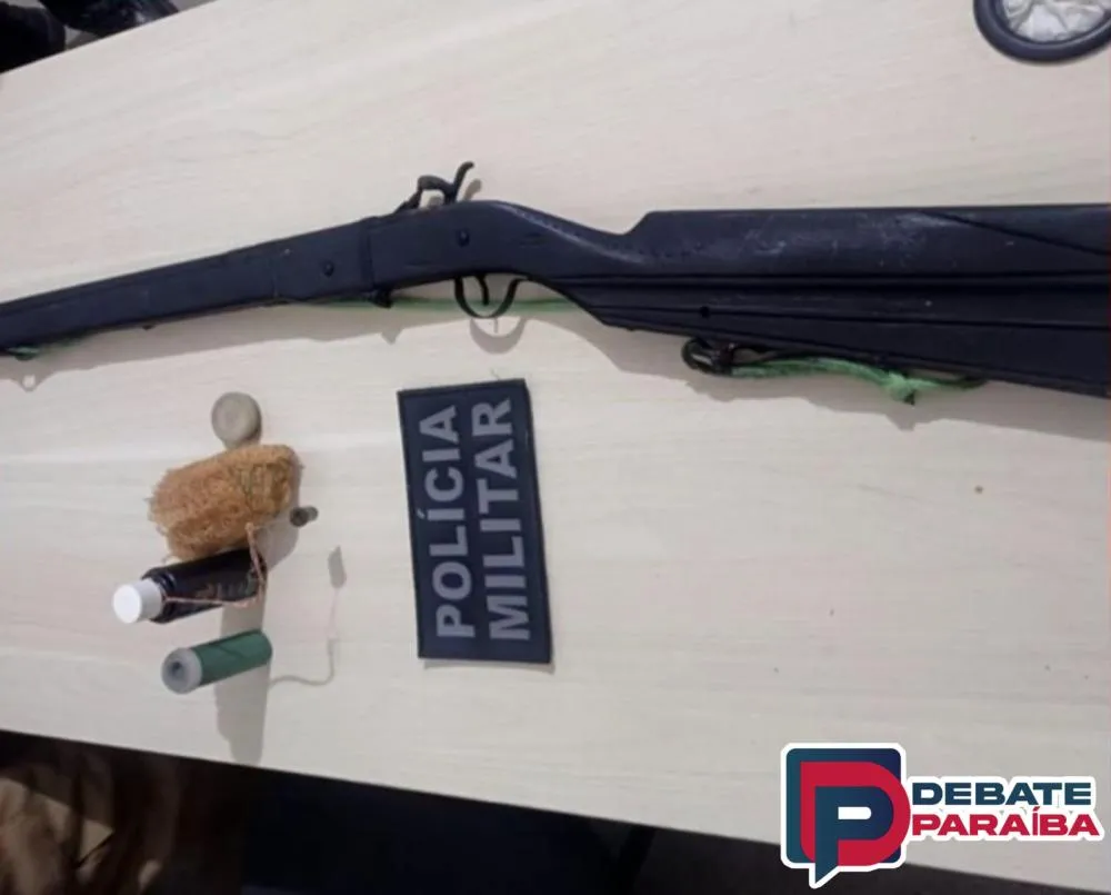 O acusado e a arma apreendida foram conduzidos à Central de Polícia Civil, para serem adotadas as medidas pertinentes ao caso (Foto: Reprodução)