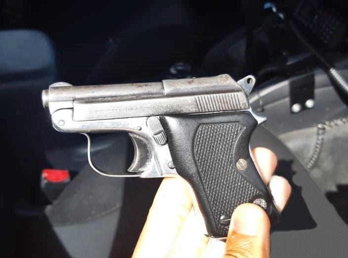 O homem foi detido, encaminhado à Delegacia de Polícia Civil e responderá pelo crime de porte ilegal de arma de fogo (Foto: Divulgação PRF)