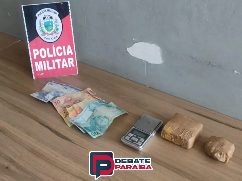 Ao perceber a aproximação dos militares, o indivíduo identificado como Anízio Lucas Gadelha, tentou se desfazer do objeto, arremessando-o ao solo. (Foto: Reprodução).