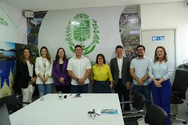 O gestor sousense esteve acompanhado do chefe de Gabinete, Heitor de Sousa, e da secretária de Assistência Social, Mariana Cartaxo. (Foto: Reprodução).