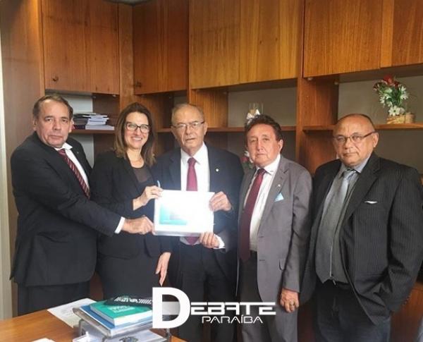 Deputado federal Marcondes Gadelha recebe projeto para construção do Hospital Universitário do Sertão. (Foto: reprodução).
