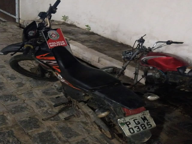O suspeito e a moto foram apresentados à autoridade policial judiciária para serem adotados os procedimentos que manda a Lei (Foto: Divulgação PMPB)
