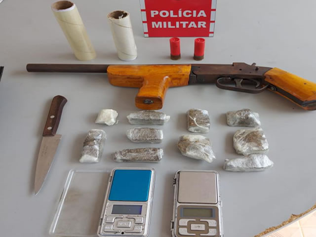 Os acusados e todo material apreendido foram encaminhados à Delegacia de Policia Civil para realização dos procedimentos necessários (Foto: Divulgação PMPB)