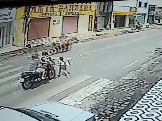 Felizmente a criança consegue levantar e sair andando até a outra calçada (Foto: Reprodução Redes Sociais)