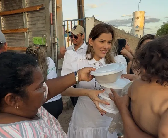 De acordo com a secretária de Assistência Social, Mariana Cartaxo, que acompanhou a distribuição, destacou a importância do Programa. (Foto: Reprodução).