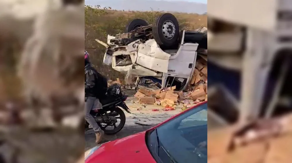 Com a colisão, um dos caminhões tombou, espalhando parte da carga pela pista e provocando retenção de cerca de três quilômetros no trânsito. (Foto: Reprodução).