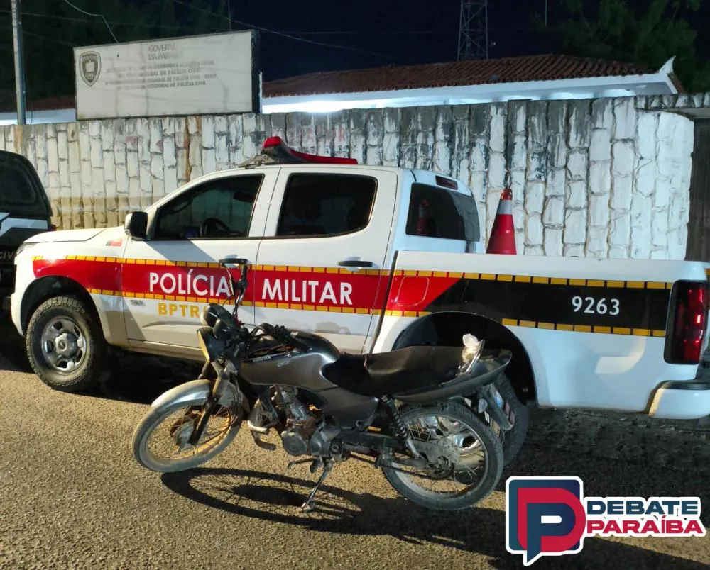 O possuidor da moto e o veículo apreendido foram levados à delegacia de Polícia Civil (Foto: Reprodução)