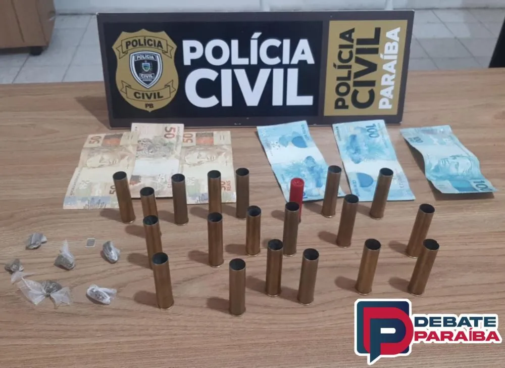 Posteriormente, a suspeita e o material apreendido foram apresentados na delegacia de Polícia Civil (Foto: Reprodução)