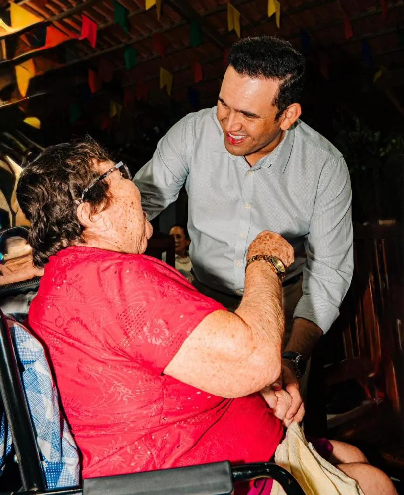 A pesquisa confirma a liderança isolada de Hugo Motta, que registra 35,37% das intenções de voto, seguido por George Morais, com 7,75%, e Mersinho Lucena, com 6,125%. (Foto: Reprodução).