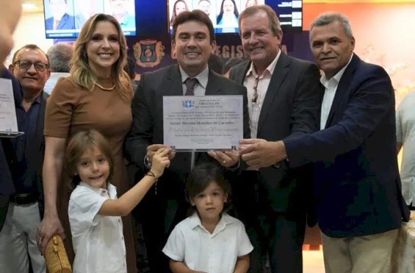 Helder Carvalho, aproveitou a oportunidade para expressar sua alegria e emoção ao ser homenageado pelo Poder Legislativo.  (Foto: Reprodução).