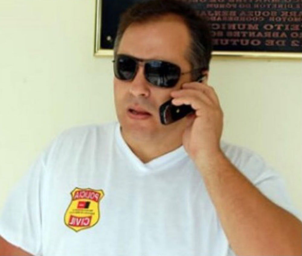 As informações iniciais são de que o delegado conseguiu se curar do vírus, mas teve complicações que acabaram levando ao óbito.