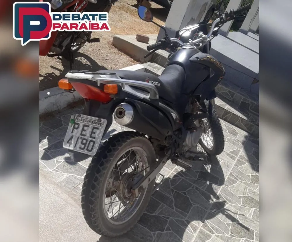 A motocicleta recuperada foi encaminhada à delegacia de Polícia Civil, e após serem adotados os procedimentos necessários, será devolvida ao verdadeiro proprietário (Foto: Reprodução)