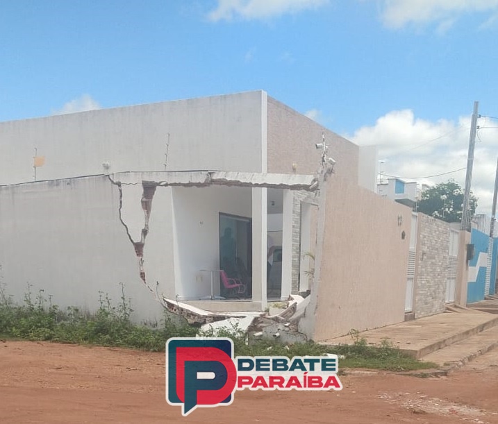 O caminhão que realiza a coleta do lixo possivelmente teria apresentado uma falha no freio e chegou a invadir e derrubar o muro de uma residência.