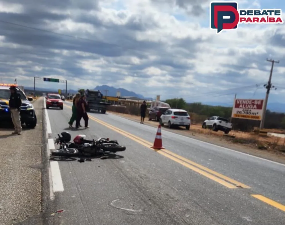 Com o impacto, a motocicleta caiu e seus dois ocupantes foram arremessados ao solo (Foto: Reprodução)