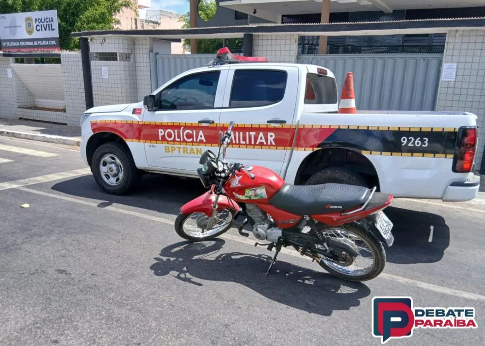 A moto apreendida e o possuidor, foram conduzidos à delegacia de Polícia Civil, para serem adotadas as medidas pertinentes ao caso (Foto: Reprodução)