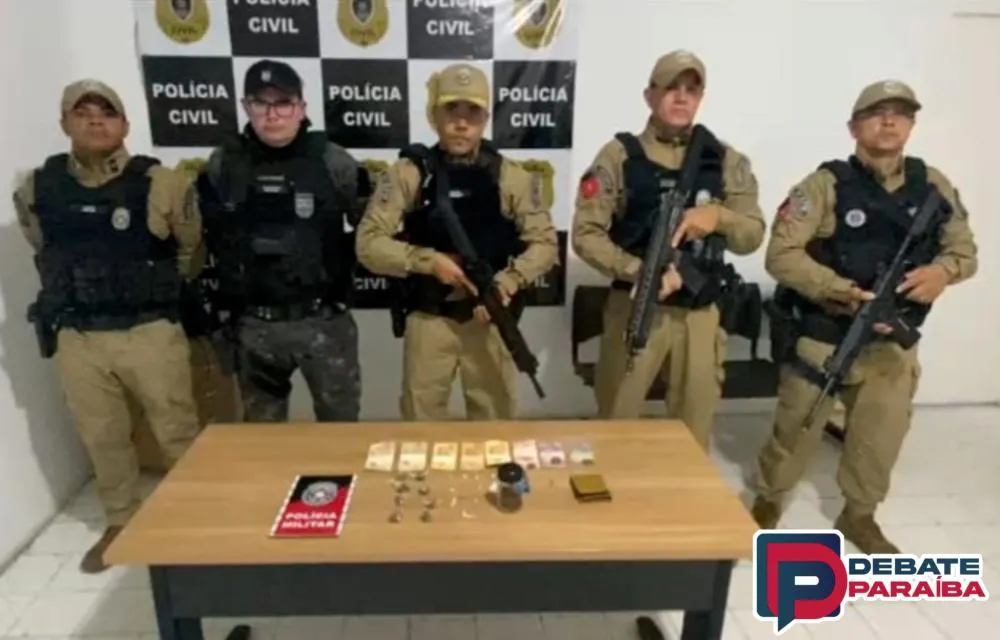 Os suspeitos e todo o material apreendido foram apresentados na delegacia de Polícia Civil (Foto: Reprodução)