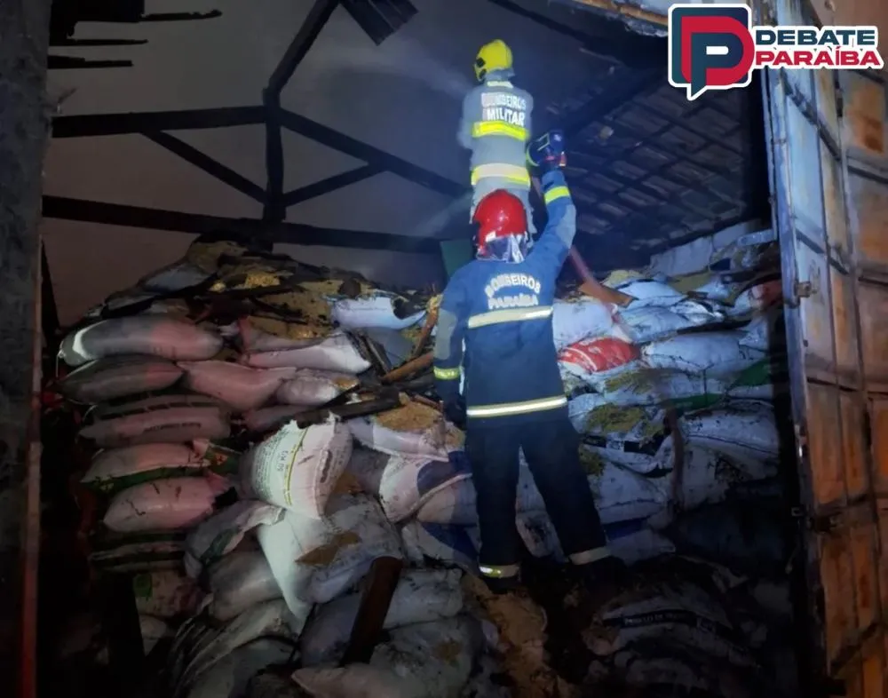 Posteriormente, foi realizado um trabalho de rescaldo, para evitar que novamente o fogo viesse a surgir (Foto: Reprodução)