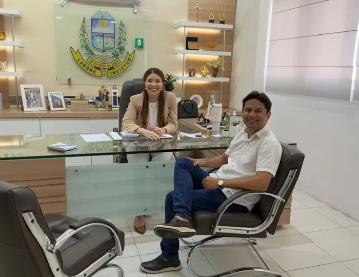 Na ocasião, a prefeita em exercício enfatizou o comprometimento e a trajetória política do presidente da Câmara. (Foto: Reprodução)