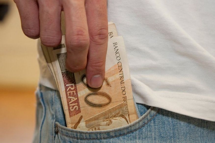Prefeito entrou em contato com o dono da banda Pedrinho Pegação. Ao final da negociação, acertou a contratação da banda por R$ 25 mil, mas solicitou o dinheiro do refrigerante (Foto: Ilustrativa)