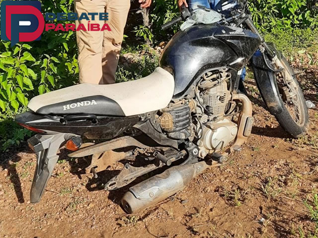 A motocicleta foi levada à delegacia de Polícia Civil e após a realização dos procedimentos necessários será entregue ao proprietário legítimo (Foto: Reprodução)
