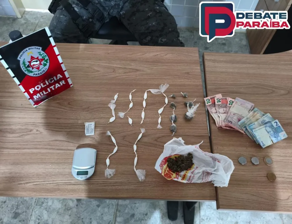 A acusada e o material apreendido foram levados à delegacia de Polícia Civil (Foto: Reprodução)