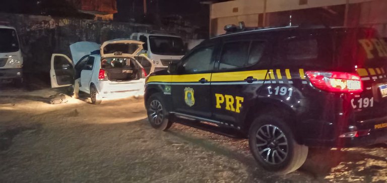 Após praticar o roubo, a dupla foi abordada pela equipe da PRF (Foto: Divulgação PRF)