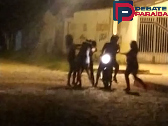 Uma guarnição da Polícia Militar foi acionada e posteriormente compareceu ao local para adotar as medidas pertinentes ao caso (Foto: Reprodução Redes Sociais)