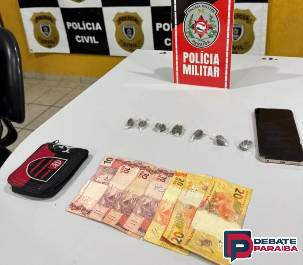 O material apreendido e a dupla foram levados à delegacia de Polícia Civil (Foto: Reprodução)