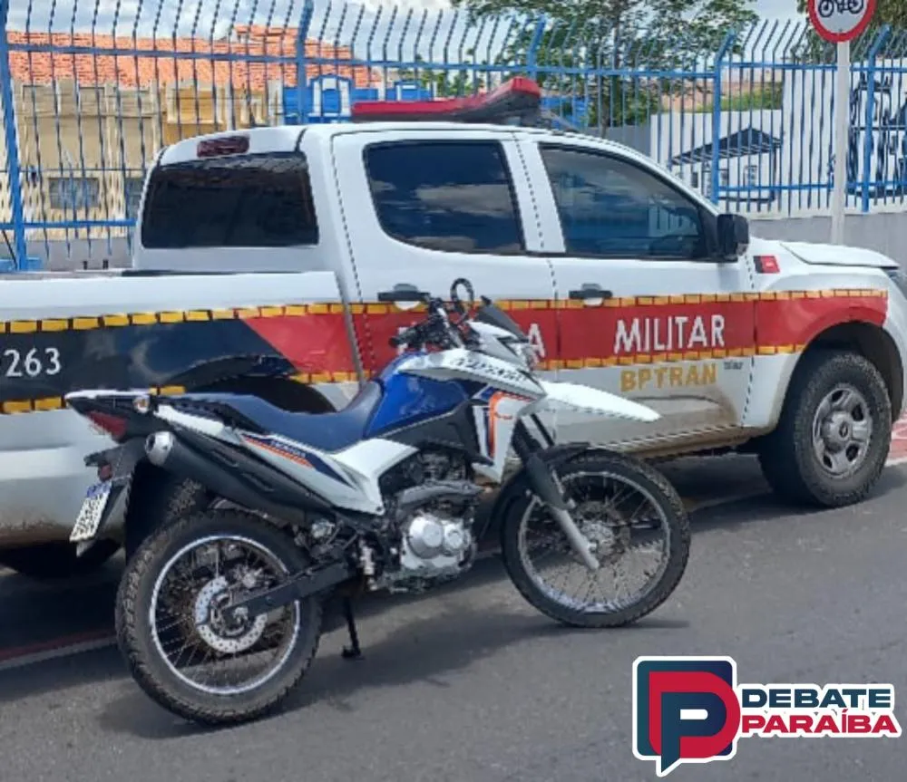Diante das irregularidades constatadas, a moto apreendida e o possuidor, foram apresentados na delegacia de Polícia Civil (Foto: Reprodução)