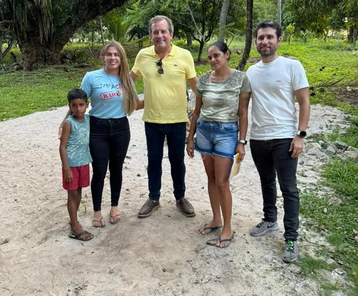  Tyrone manteve agenda ao lado de Michel Henrique, Marcela e Anderson, realizando a entrega de cestas básicas na comunidade de Pituaçu. (Foto: Divulgação).