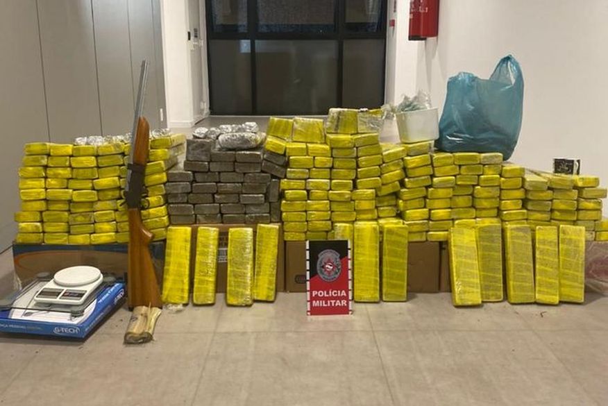 Os presos e o material apreendido foram levados para a sede da Polícia Federal, em João Pessoa. ​(Foto: Divulgação PMPB)