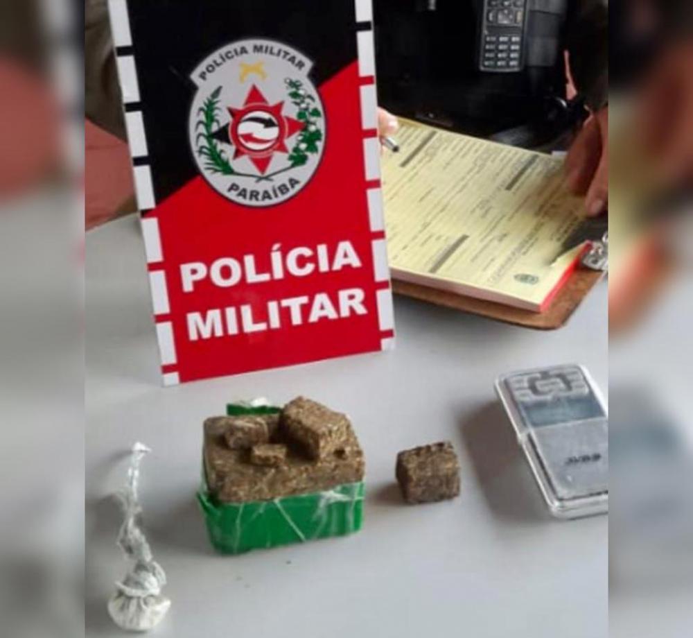O suspeito e o material apreendido foram encaminhados à delegacia de Polícia Civil para dar continuidade as investigações do caso (Foto: Divulgação PMPB)