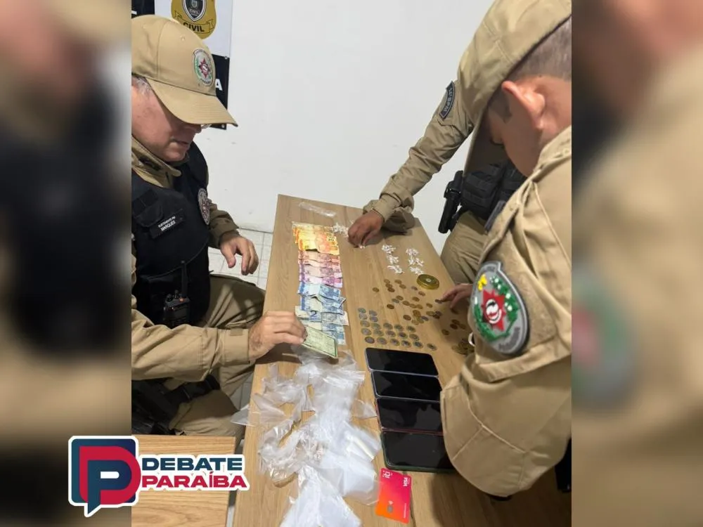 A acusada e o material apreendido foram levados à delegacia de Polícia Civil, para que fossem adotadas as medidas necessárias ao caso (Foto: Reprodução)